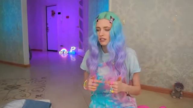Делаем яркую одежду для видоса🌈 смотреть онлайн