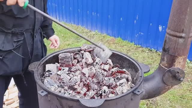 Большой кусок мяса запекаем в углях. Результат удивил! смотреть онлайн