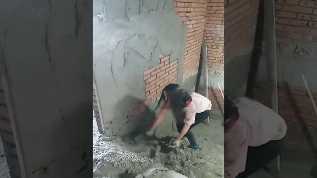 Молодая девушка с отличными навыками укладки плитки - непревзойденные навыки укладки плитки ЧАСТЬ 9 смотреть онлайн