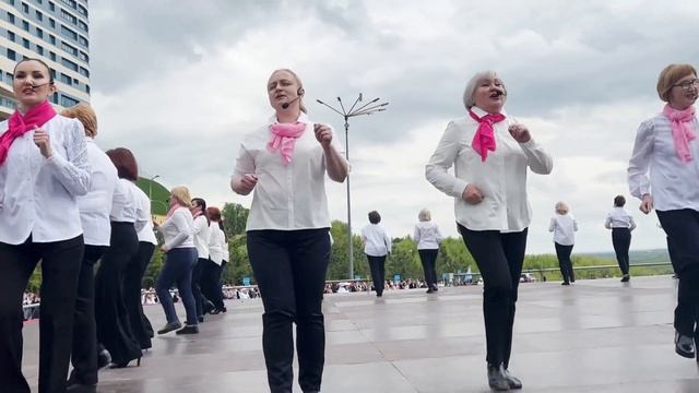 Последний звонок 2022 Уфа: танец учителей смотреть онлайн