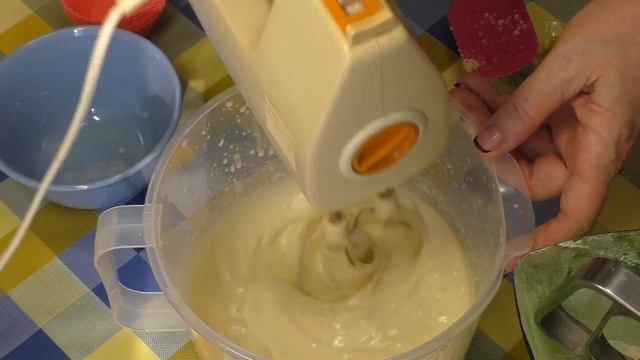 КАК ПРИГОТОВИТЬ КЕКСИКИ на кефире с лимонным соком и смородиной смотреть онлайн