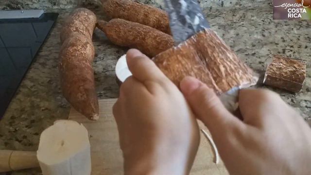 COMO PARTIR, PELAR, LIMPIAR Y COCER YUCA MANDIOCA смотреть онлайн