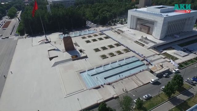 Цветочные клумбы Бишкека с высоты птичьего полета смотреть онлайн