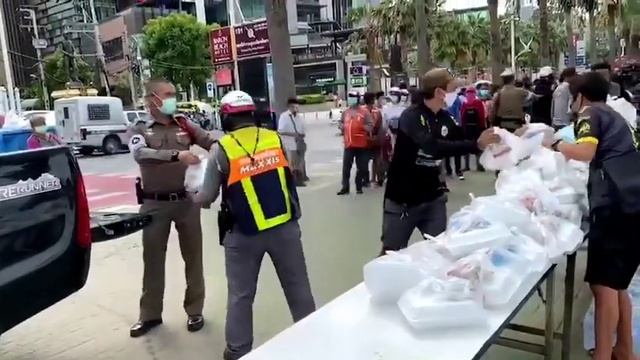 Pattaya Police and local business owners help the needy in front of Soi 9 this afternoon. смотреть онлайн