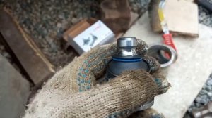 Замена шаровой опоры на рено Меган 2. Замена пыльника шаровой опоры..mp4