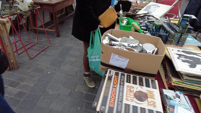 Saint Michelle Basilicа, Flea market, Bordeaux. Возле Базилики Сан Мишель, блошиный рынок. Бордо смотреть онлайн