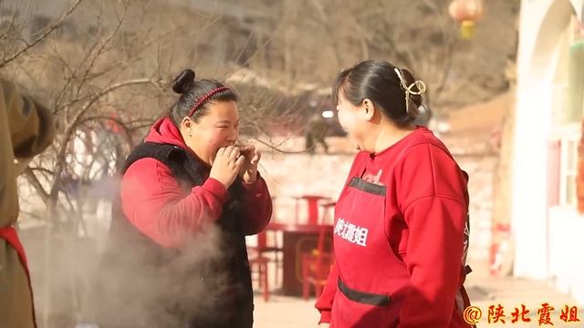 【陕北霞姐】霞姐家s年猪，400多斤大土猪8个壮汉收拾了半天，炖满满一大锅鲜猪肉，猛香了！