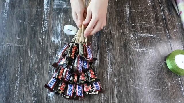 Букет из конфет за 3 минуты. DIY. Букет из конфет для новичков. Так конфету не крепил ещё никто?? смотреть онлайн