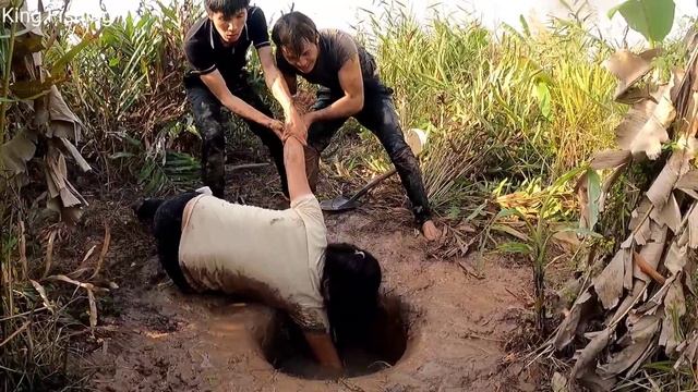 Group of Brave Hunters Catching the Giant Monster in the Hole | king Fisshing смотреть онлайн