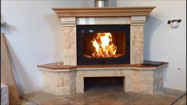 Рустикальный угловой камин с деревянной балкой смотреть онлайн