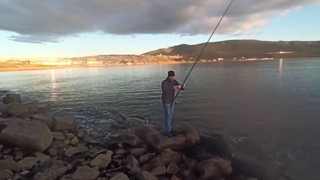 Морская рыбалка в Магадане. Камбала и корюшка с пирса смотреть онлайн