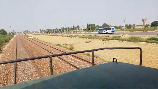 Train Vs Daewoo bus race short video смотреть онлайн