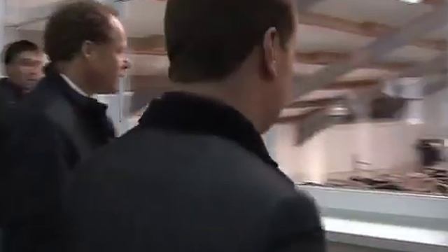 Медведев посетил коровник и школу в Воронежской области смотреть онлайн