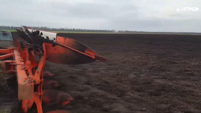 Плуг полуприцепной Оптикон Мастер А6 пятикорпусный в борозде с трактором Т-150 смотреть онлайн