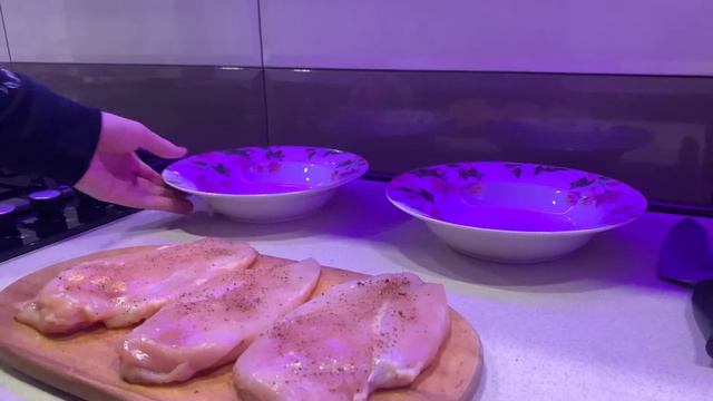 Надоела обычная курица.Тогда приготовь её по Итальянски.Курица Пармиджано - тебя удивит! смотреть онлайн