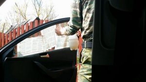 Убираем клей от тонировки