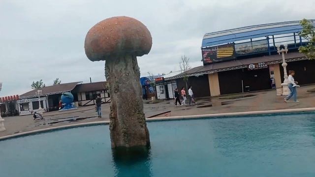 Архипка.Отдыхающие под дождем.Как тонут люди ( восприимчивым людям не смотреть)