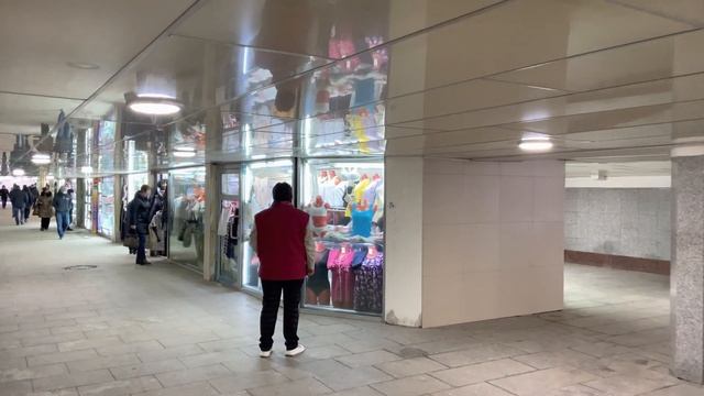 - 4K - Подземный переход у Павелецкого вокзала / Underground passage at Paveletsky railway station смотреть онлайн