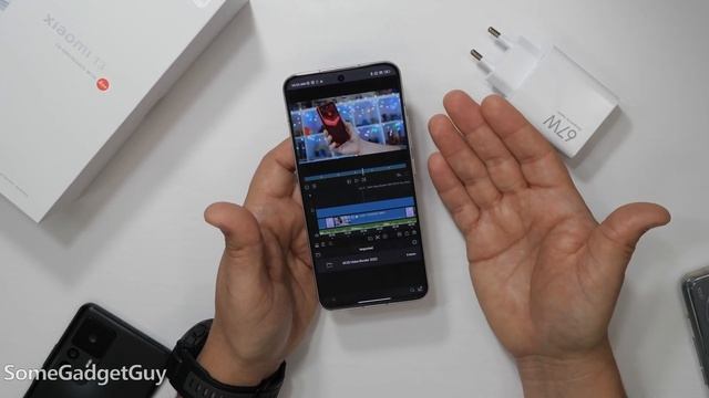 Xiaomi 13 First Look! A NICE Smaller Phone! смотреть онлайн