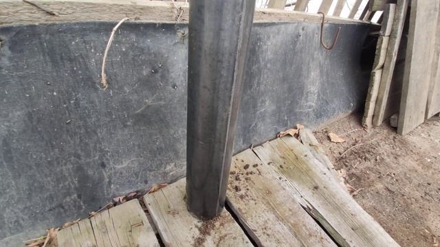 Укрепление берега Волги. Подготовка и обработка столбов кислотой.