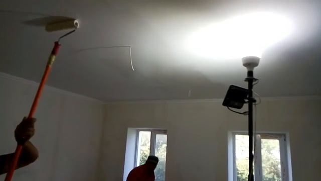 Красим потолки. Тонкости покраски потолка валиком смотреть онлайн