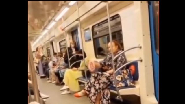 В Москве русская женщина заступился за ТАДЖИЧКАЙ в Метро !!! смотреть онлайн
