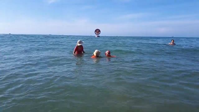 Дети плавают в океане.ИГРЫ НА ВОЛНАХ. Учимся плавать смотреть онлайн