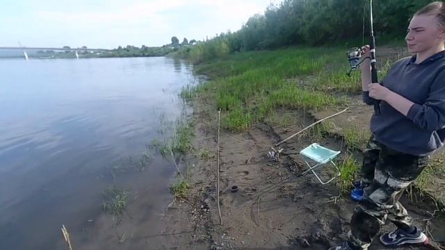 Рыбалка на реке Томь, в поисках язя и леща! смотреть онлайн