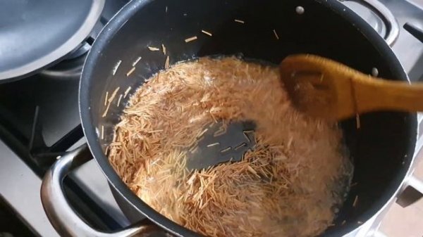 Рис с вермешелью по египетски. На видео пропущен момент добавления соли в рис.( رز بالشعرية)