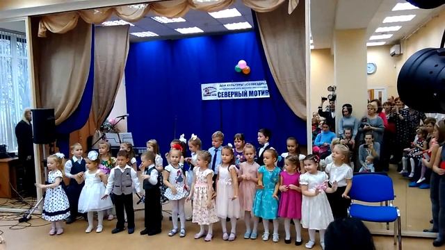 Детский хор "Капельки" - песенка про маму. смотреть онлайн