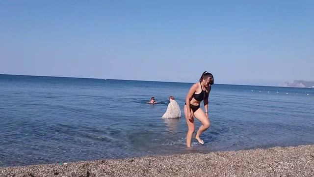 Крым Судак пляж Меганом. Не реальная кристально чистая морская вода. смотреть онлайн