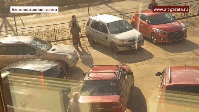 Водитель Мерседеса битой разбил другой автомобиль на парковке смотреть онлайн