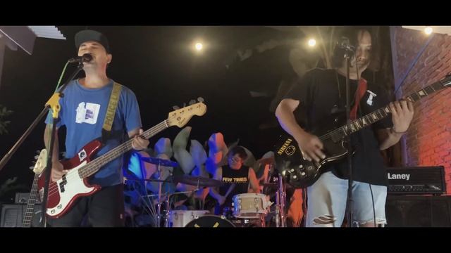 Happy Holiday - Waktu (Live at Tomcat Coffee Stabat) смотреть онлайн