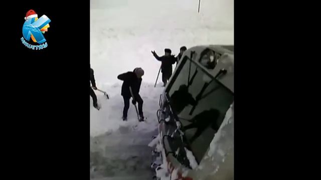 Тепловоз засыпало снегом по крышу смотреть онлайн