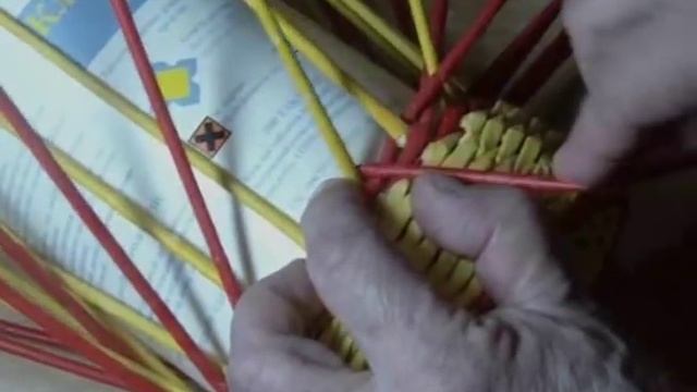 Послойное плетение из бумажных трубочек - урок 3 смотреть онлайн