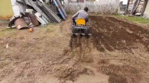 Гусеничный минитрактор в работе