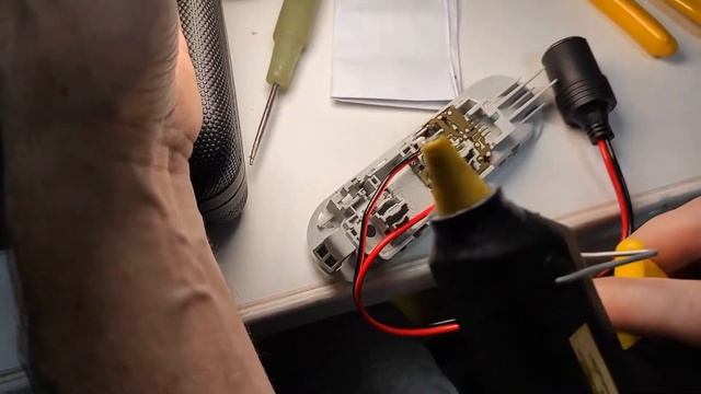 Как подключить видеорегистратор к плафону освещения автомобиля Renault Sandero смотреть онлайн