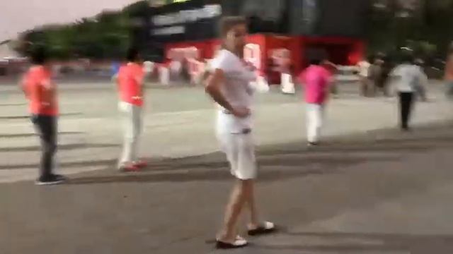 Танцы на улицах Хайнань (2) смотреть онлайн