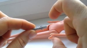 Как починить ногу кукле Барби если она отламалась