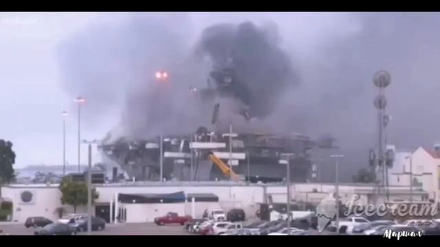Пожар на американском десантном корабле USS Bonhomme Richard, стоящем на базе в Сан Диего