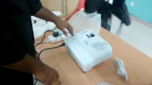 Projector Setup & Install Epson EB S05 Multumedia || Wireless Projector Setup