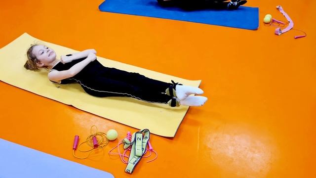 Гимнастика для фигурного катания. Держим статику. Возраст 6 - 7 лет. смотреть онлайн