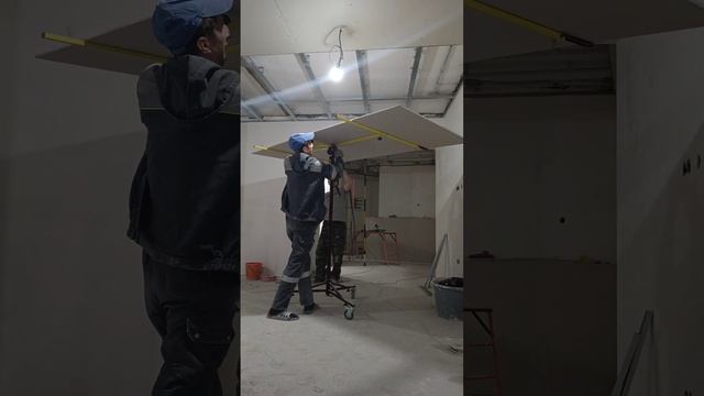 Ремонт Сталинка часть 4.Монтаж потолков ГКЛ,работа с подъёмником Премос Т/Б. смотреть онлайн