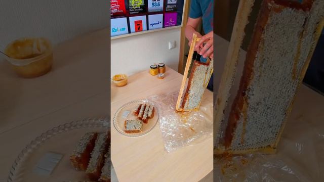 Сотовый мед в рамках с Алтая. Красногорский район. смотреть онлайн