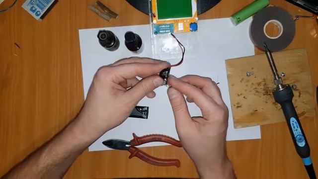 Tранзистор тестер радиодеталей (Mega 328, LCR-T4), замена кроны на аккумулятор смотреть онлайн