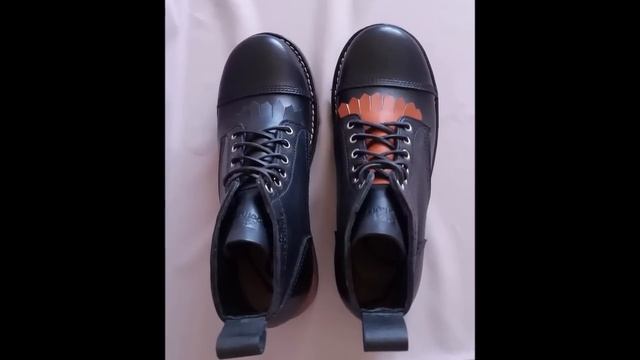 The Black Boots and funny kitty / Чёрные ботинки и забавный котик смотреть онлайн