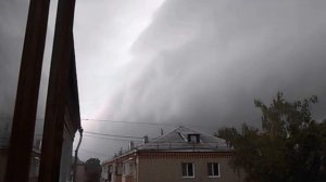 На город надвигается грозовая туча.mp4