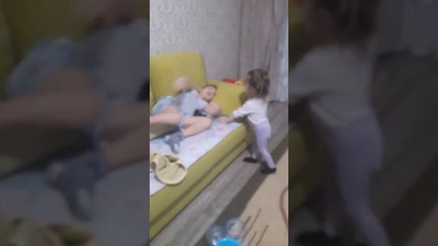 Младшая сестра не даёт спать старшему брату смотреть онлайн