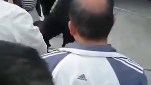 В Геленджике полицейские пришли выселять пенсионеров из дачного кооператива. смотреть онлайн