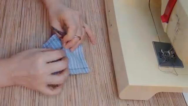 Не спешите выбрасывать старые пуховики и куртки на синтепоне из них получаются отличные подушечки